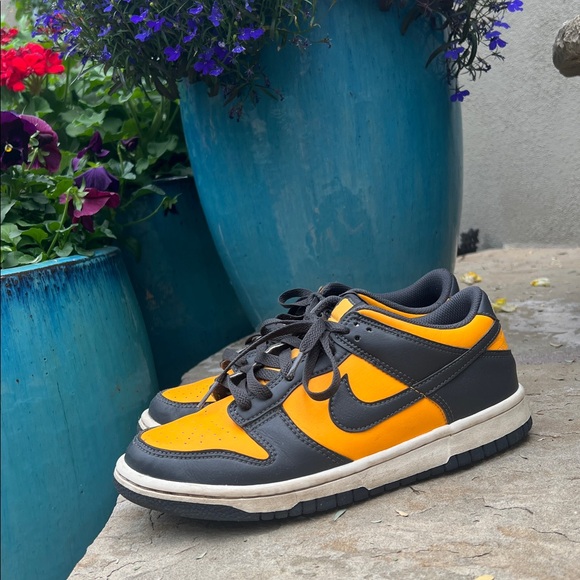 Nike Kids Grade School Dunk Low Sneakers - Picture 4 of 16